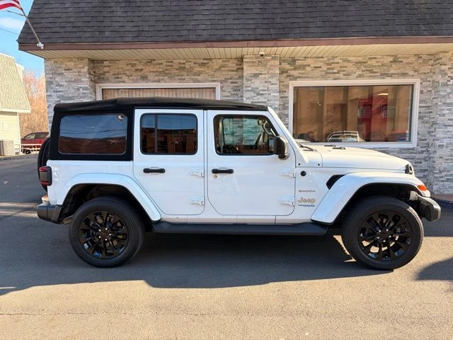 2022 Jeep Wrangler view 4