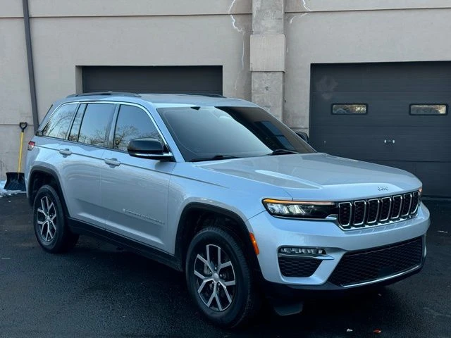 2024 Jeep Grand Cherokee view 3