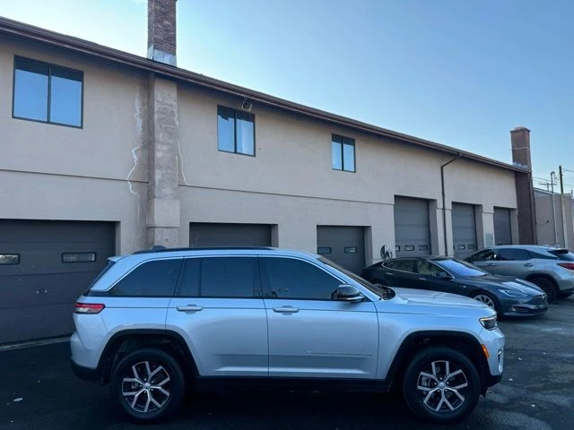 2024 Jeep Grand Cherokee view 4