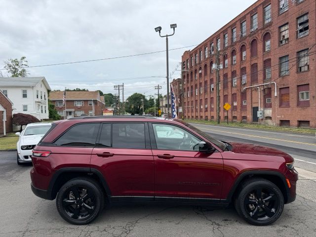 2023 Jeep Grand Cherokee view 4