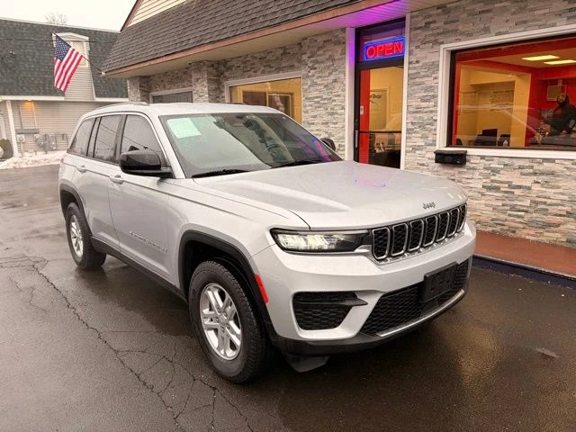 2022 Jeep Grand Cherokee view 3