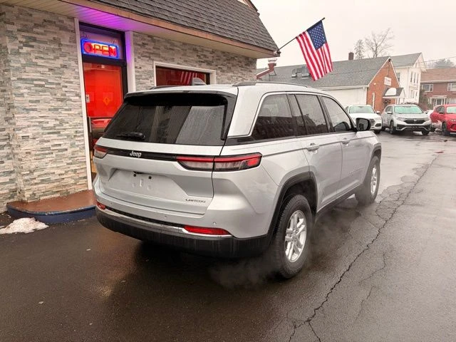 2022 Jeep Grand Cherokee view 4