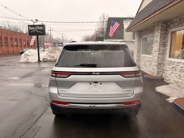 2022 Jeep Grand Cherokee view 5