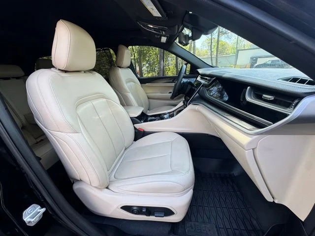 2023 Jeep Grand Cherokee view 4