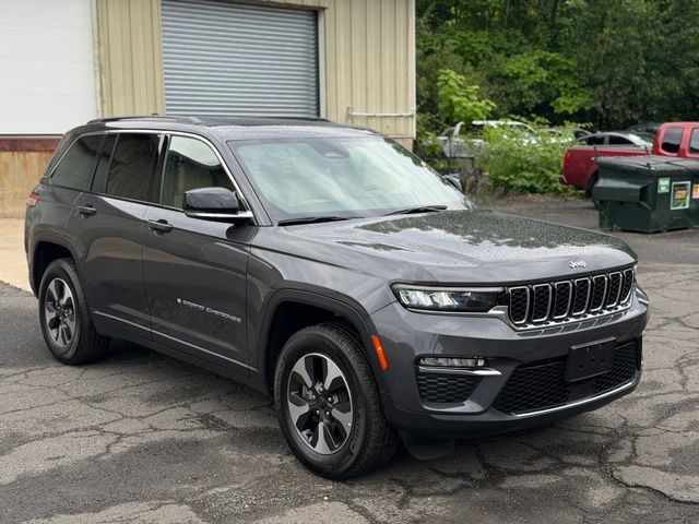 2024 Jeep Grand Cherokee view 3