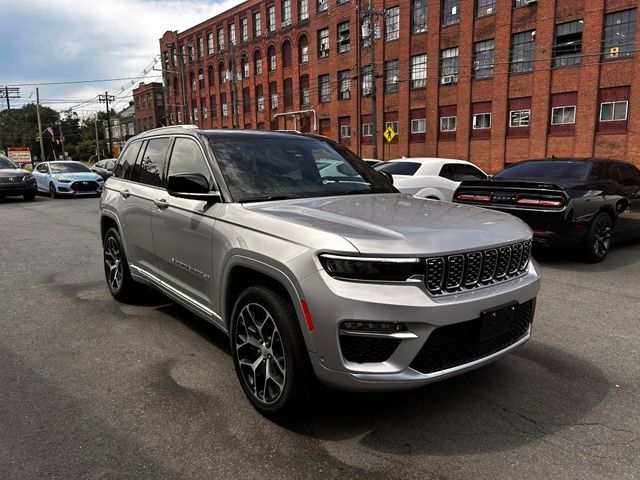 2023 Jeep Grand Cherokee view 3