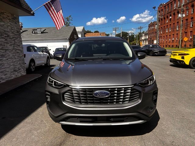 2022 Ford Escape Hybrid view 2
