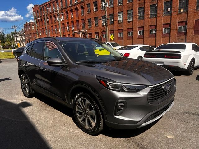 2022 Ford Escape Hybrid view 3