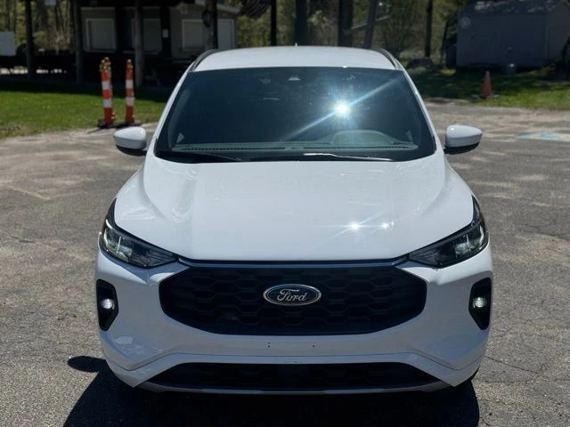 2023 Ford Escape Hybrid view 2