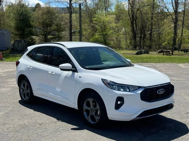 2023 Ford Escape Hybrid view 3