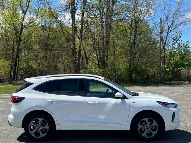 2023 Ford Escape Hybrid view 4