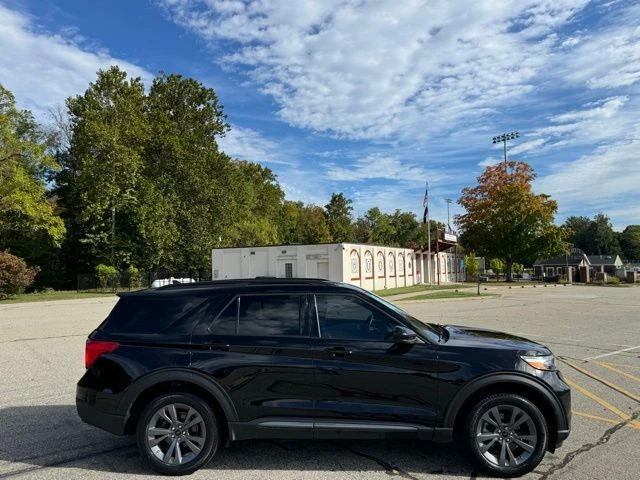 2023 Ford Explorer view 4