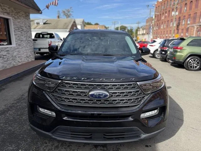 2022 Ford Explorer view 2