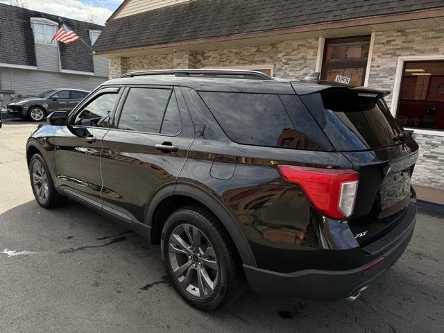 2022 Ford Explorer view 5