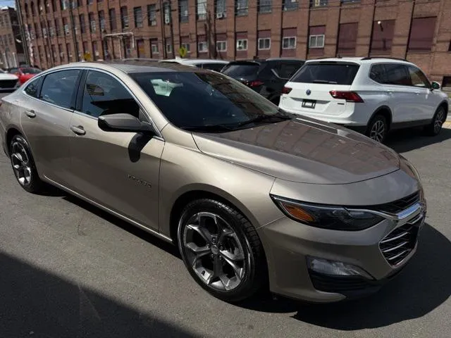 2023 Chevrolet Malibu view 3