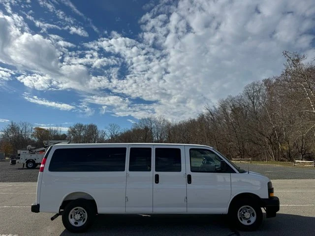 2025 Chevrolet Express 3500 view 4