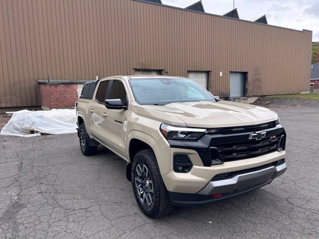 2024 Chevrolet Colorado view 3