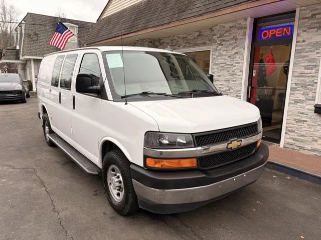 2022 Chevrolet Express Cargo view 3