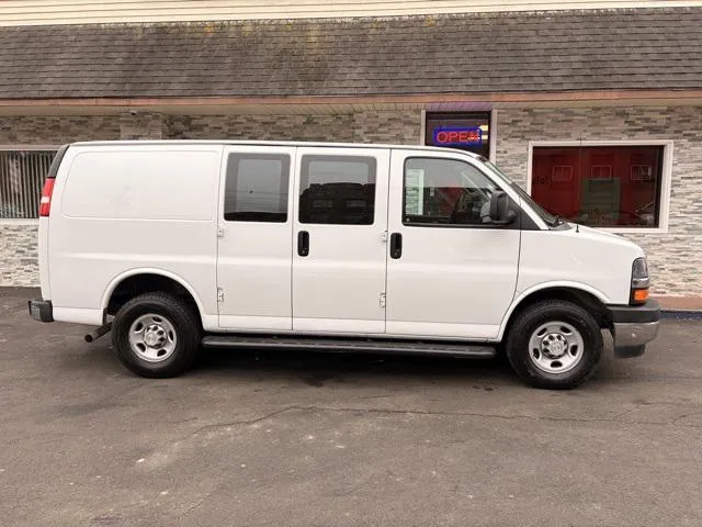 2022 Chevrolet Express Cargo view 4