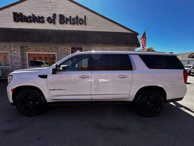 2023 GMC Yukon XL view 4