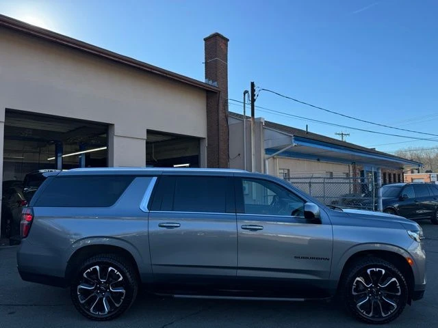 2022 Chevrolet Suburban view 4