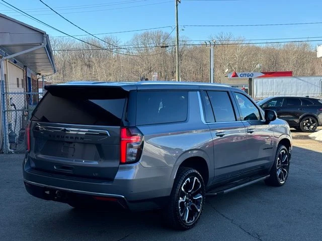 2022 Chevrolet Suburban view 5