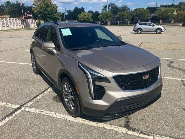 2023 Cadillac XT4 view 3