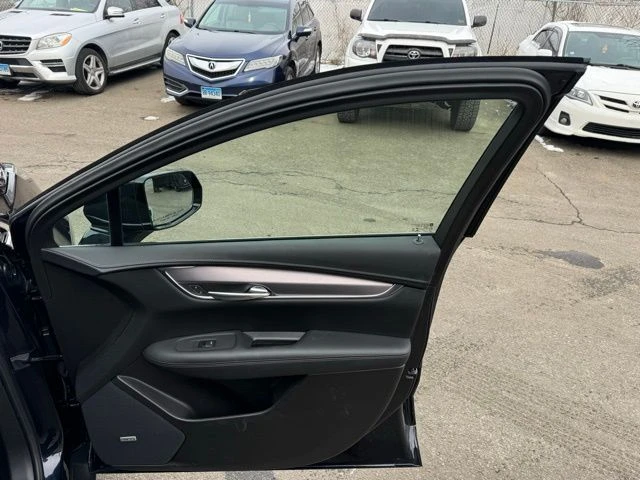 2021 Cadillac XT5 view 5