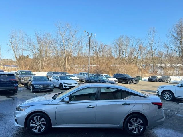 2022 Nissan Altima view 2