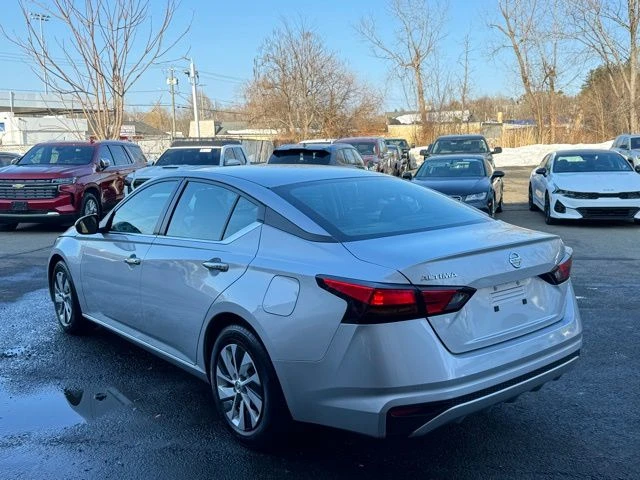 2022 Nissan Altima view 3