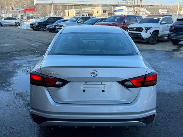 2022 Nissan Altima view 4