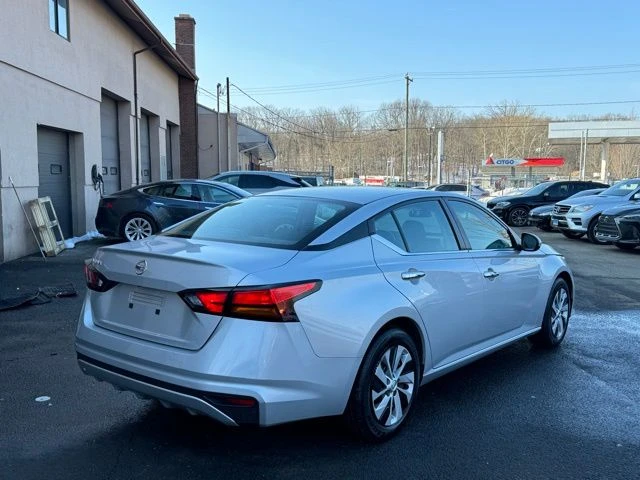 2022 Nissan Altima view 5