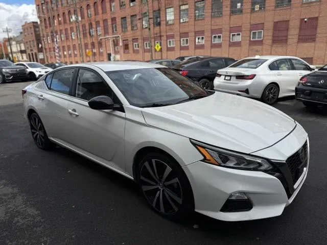 2022 Nissan Altima view 3