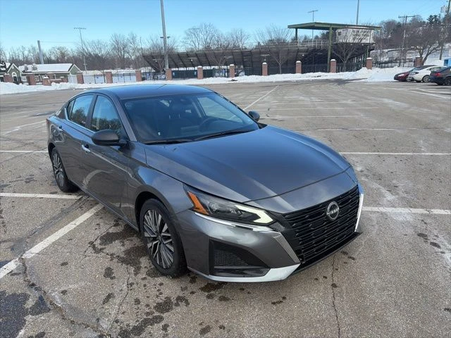 2024 Nissan Altima view 3