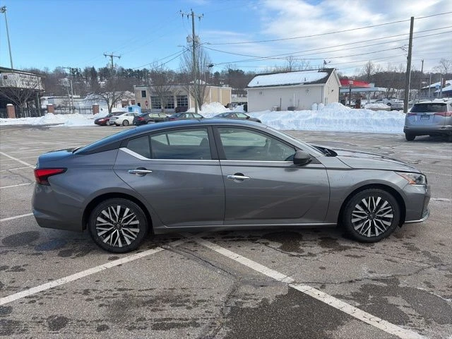 2024 Nissan Altima view 4