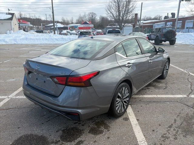 2024 Nissan Altima view 5