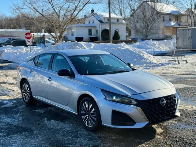 2024 Nissan Altima view 3