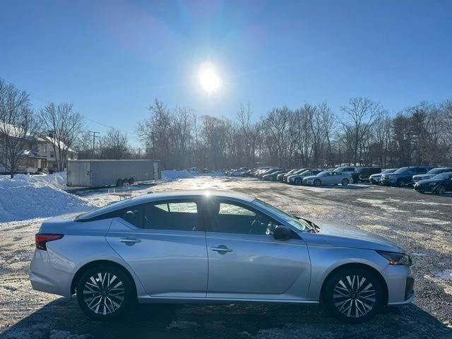 2024 Nissan Altima view 4