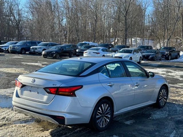 2024 Nissan Altima view 5