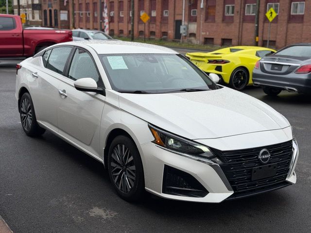 2023 Nissan Altima view 3