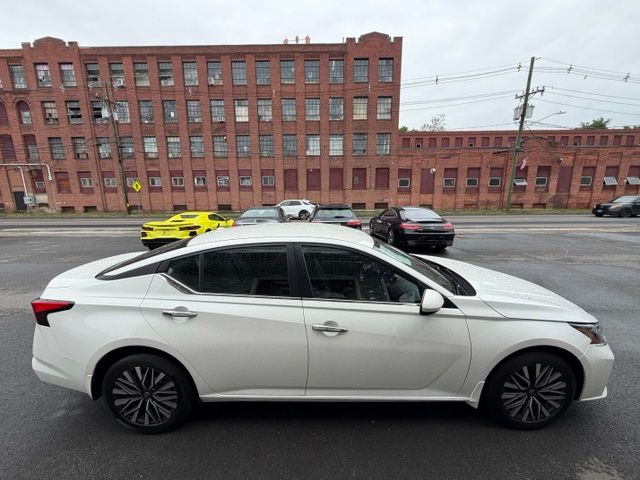 2023 Nissan Altima view 4