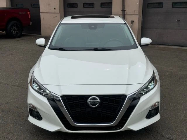 2020 Nissan Altima view 2