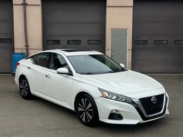2020 Nissan Altima view 3