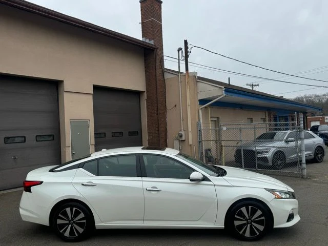 2020 Nissan Altima view 4