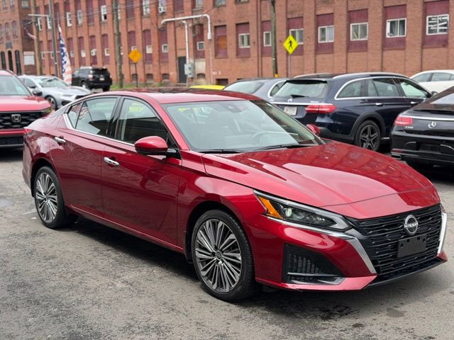 2023 Nissan Altima view 3
