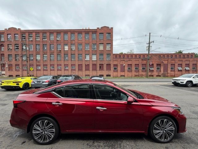 2023 Nissan Altima view 4