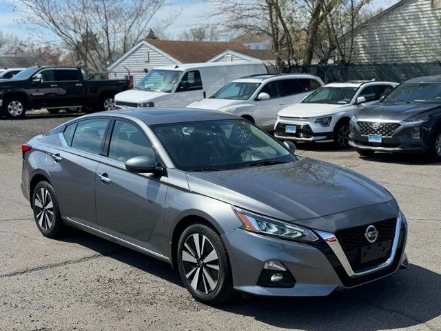 2019 Nissan Altima view 3