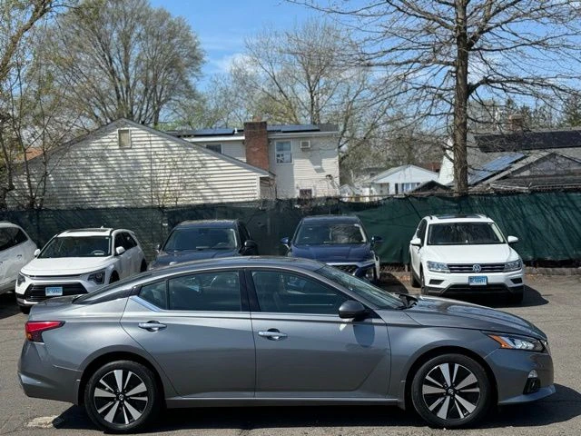 2019 Nissan Altima view 4