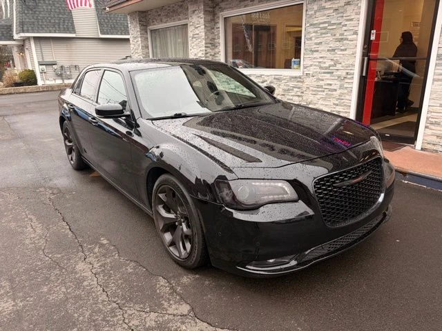 2022 Chrysler 300 view 3