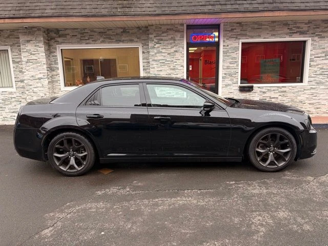 2022 Chrysler 300 view 4